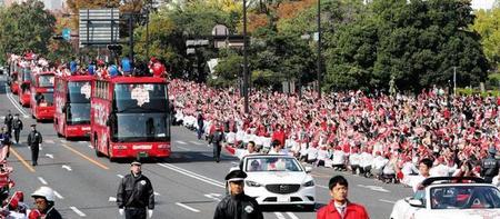 優勝パレードをする広島ナイン（１１月５日）