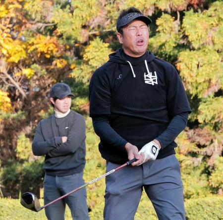 ティーショットをミスし、悔しがる黒田