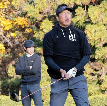 　ティーショットをミスし、悔しがる黒田