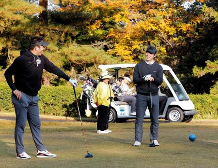 　ティーショット前に黒田（左）と談笑する野村（撮影・吉澤敬太）