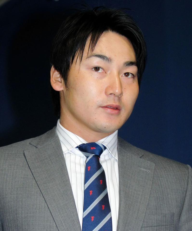 千葉県のマスコットキャラクター・チーバくんのネクタイをして契約更改に臨む丸佳浩＝マツダスタジアム