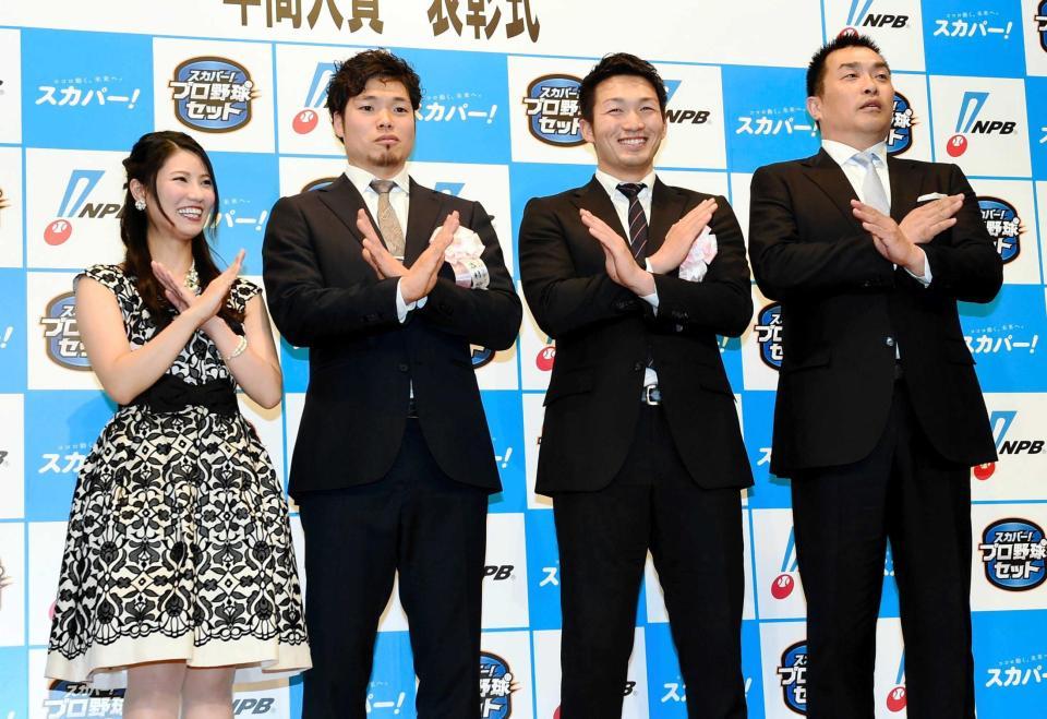 　サヨナラ勝ちを意味するエックスのポーズを決め記念撮影に納まる（左から）司会の倉持明日香、吉村、鈴木、ゲストの山本昌氏