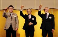 広島カープＯＢ会懇親パーティーで乾杯する（左から）山本浩二元監督、古葉竹識元監督、安仁屋宗八ＯＢ会長