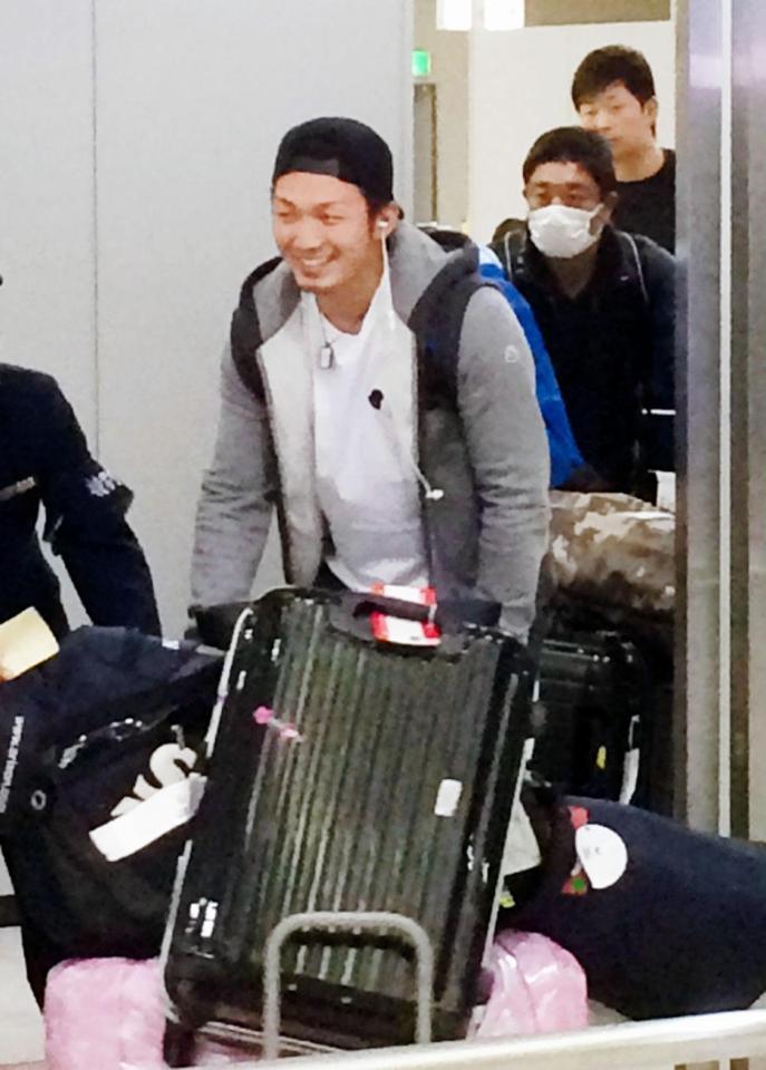 　米国・ハワイから帰国する鈴木