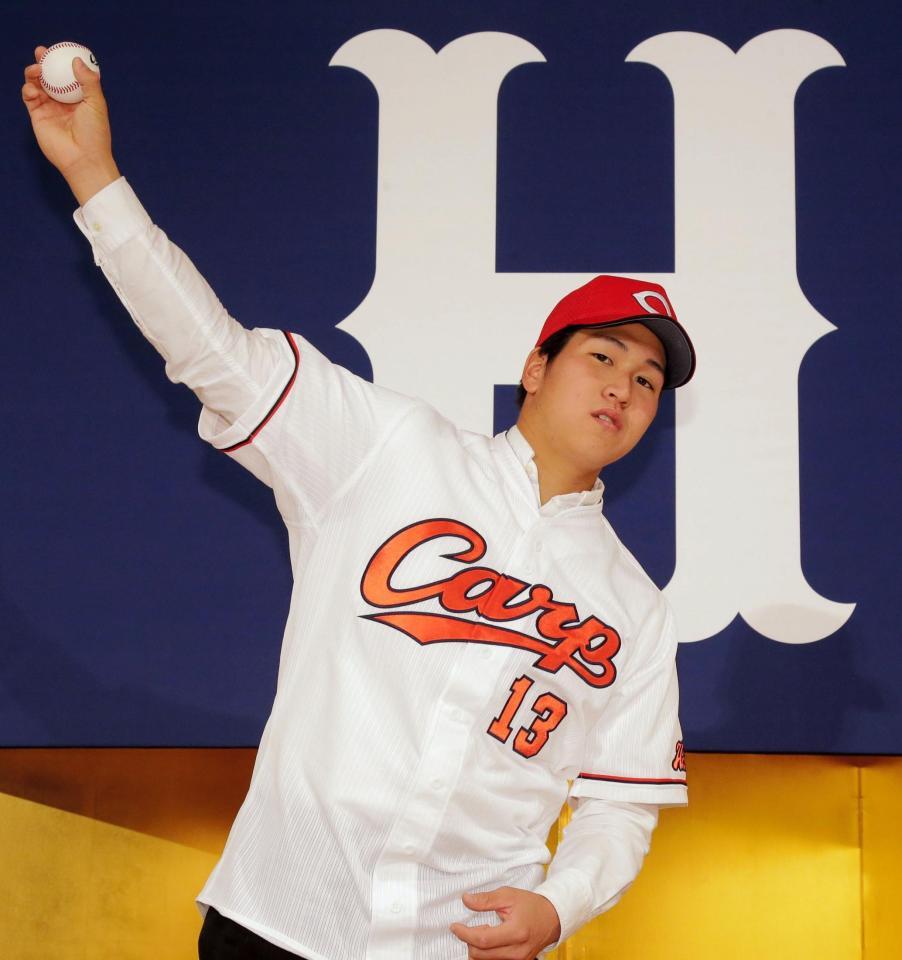 力強くシャドーピッチングを披露する広島ドラフト１位指名・加藤拓也＝広島市内のホテル（撮影・吉澤敬太）