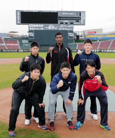 　マツダスタジアムを見学した（前列左から）ドラフト１位・加藤、２位・高橋、３位・床田、（後列左から）４位・坂倉、５位・アドゥワ、６位・長井