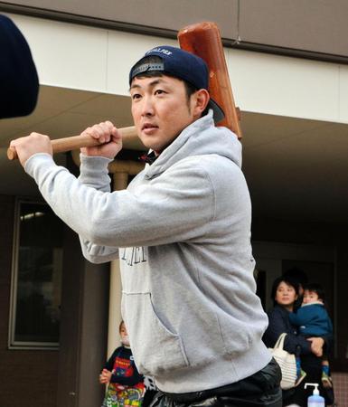 園児の掛け声で餅をつく梵