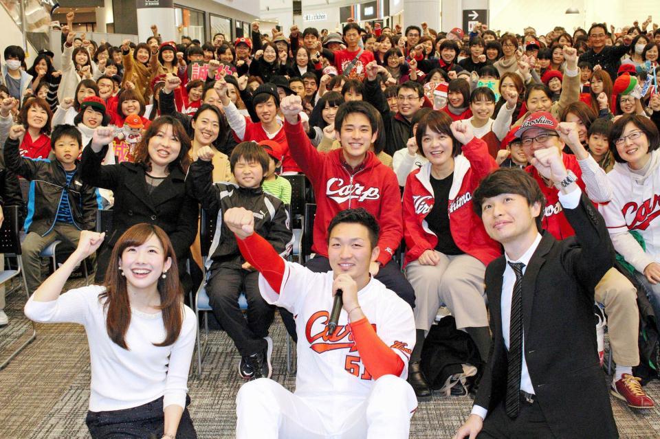 　トークイベントに出演し、ファンと記念撮影する鈴木（前列中央）