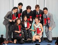「２０１６報知プロスポーツ大賞」の表彰式に登場した（左から）伊調馨、上地結衣、松森彩夏。（後列左から）山中慎介、日本ハム・大谷翔平、広島・新井貴浩、浦和・西川周作、谷原秀人＝東京ドームホテル（撮影・堀内翔）