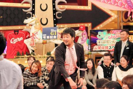 　収録に参加した中崎（中央）＝関西テレビ提供