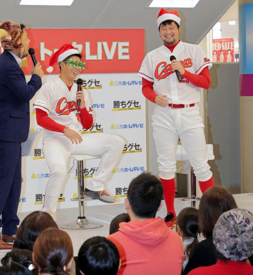 トークショーで笑顔を見せる広島・中崎翔太（右）と野間峻祥＝広島市内のショッピングモール（撮影・吉澤敬太）