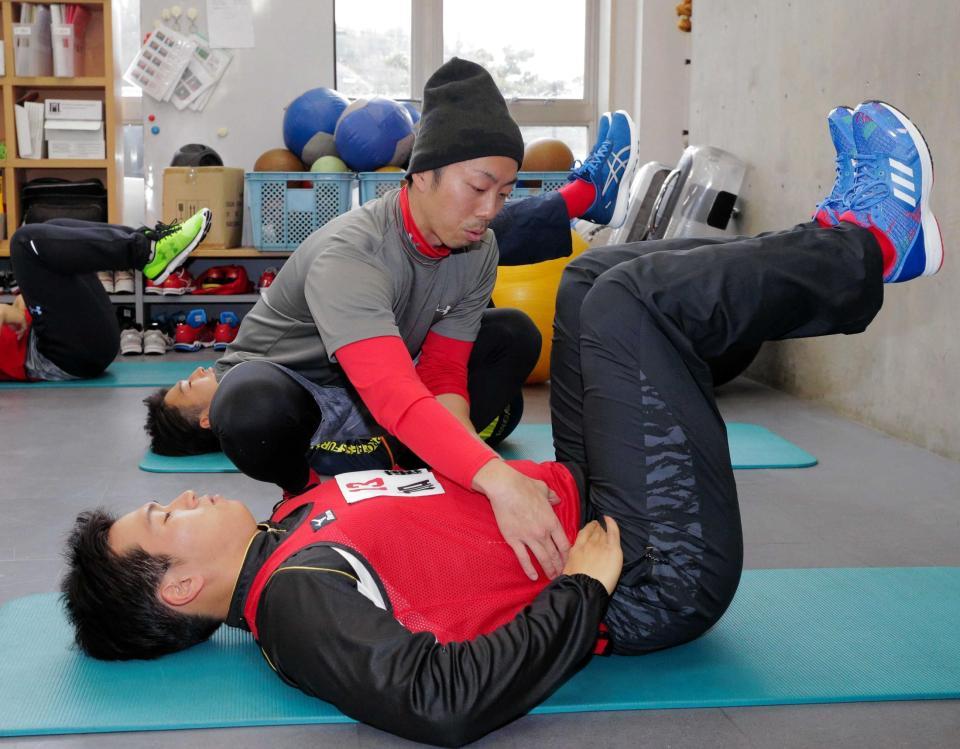 　三浦トレーナー（上）から腹筋の鍛え方について指導を受ける加藤