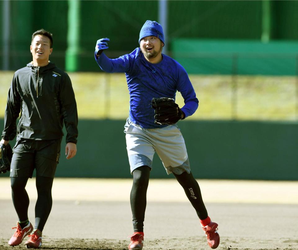 広島・塹江敦哉（左）と一緒にノックを受け軽快な動きを見せる広島・中崎翔太＝日南・天福球場（撮影・田中太一）