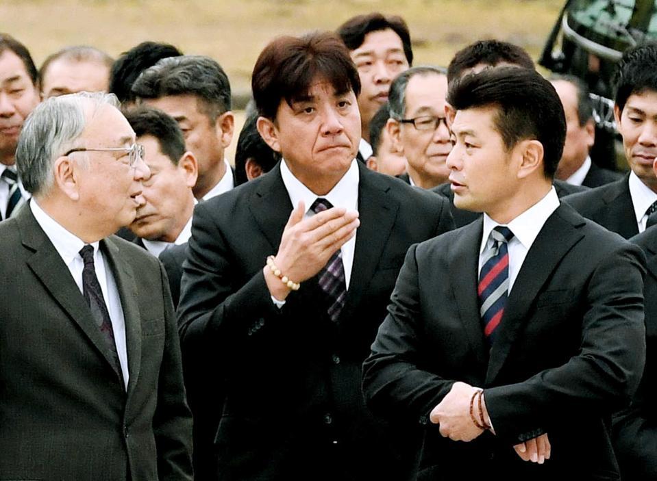 　必勝祈願を前に言葉を交わす松田オーナー（左）と畝投手コーチ（中央）。右は緒方監督（撮影・吉澤敬太）