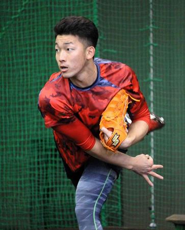 　投球練習を行った中村祐