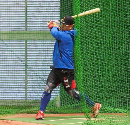 　打撃練習で快音を響かす田中