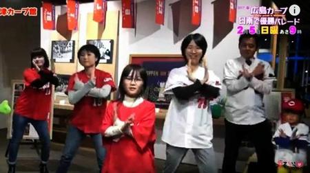 　「鯉ダンス」を踊る日南市の崎田恭平市長（右から２人目）と子供たち
