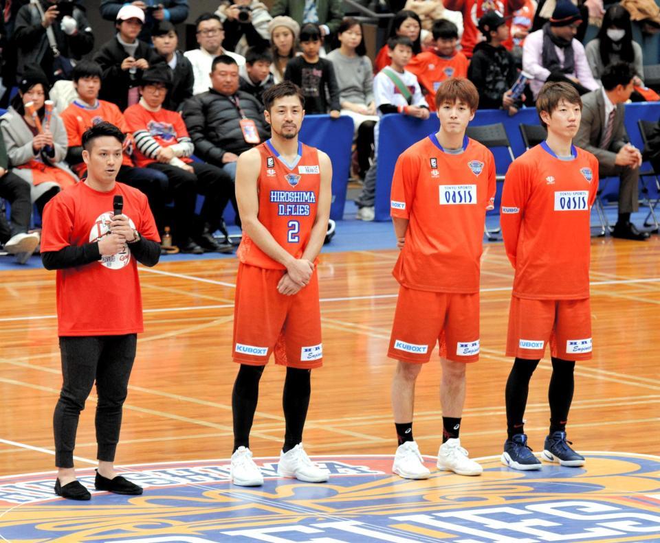 　試合後にあいさつする田中とドラゴンフライズの（左２人目から）朝山、坂田、仲摩