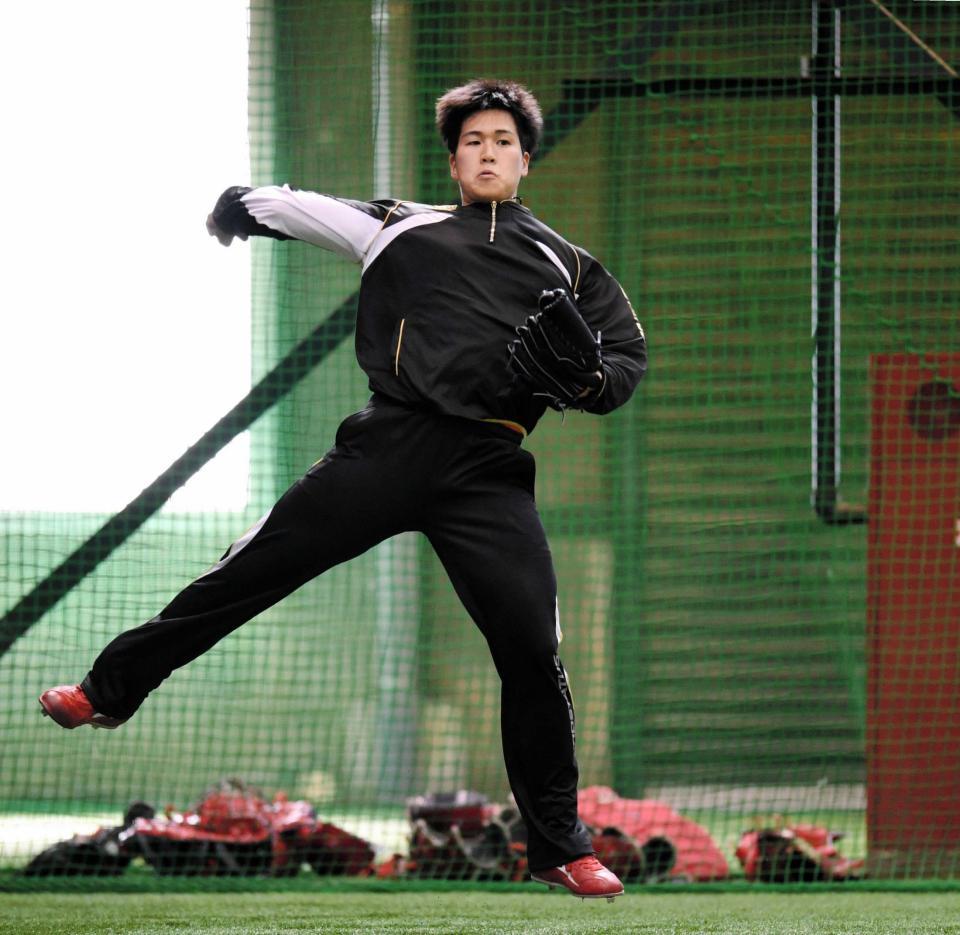 　ノックの打球を捕球し力強いジャンピングスローを見せる加藤（撮影・吉澤敬太）