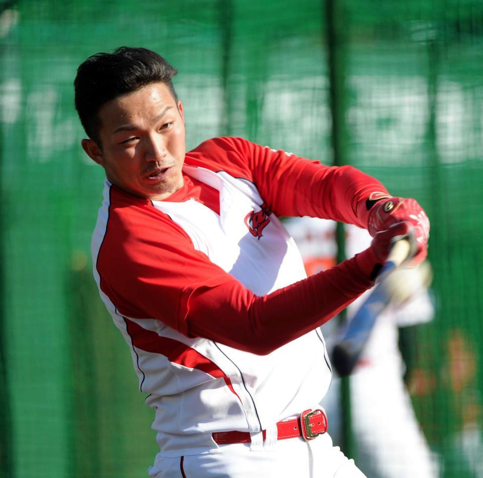 　気合に満ちた表情でロングティーを打ち込む鈴木（撮影・吉澤敬太）