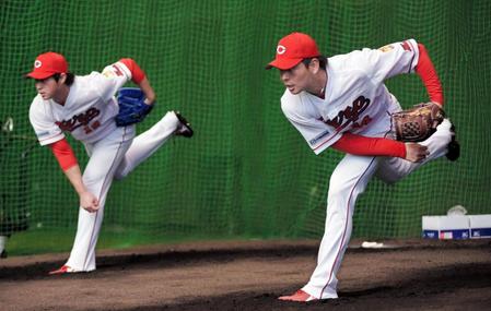 ブルペンで野村祐輔（左）と並んで投げ込む広島・大瀬良大地＝宮崎・日南（撮影・吉澤敬太）