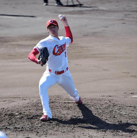 投内連係の練習でマウンドに上がる広島ドラフト３位・床田寛樹＝宮崎・日南（撮影・吉澤敬太）