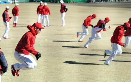 ジャンプしてダッシュのスタートを切る広島・新井貴浩（左）＝宮崎・日南（撮影・吉澤敬太）