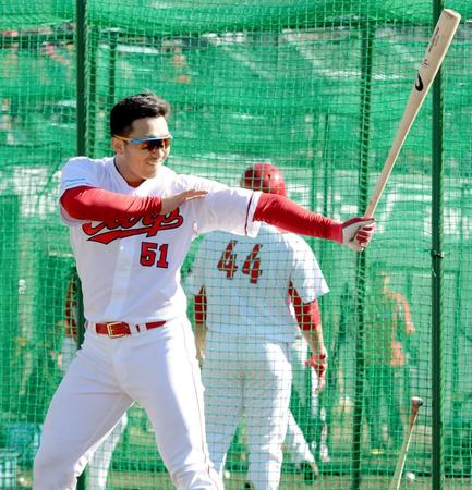 笑顔でバットを構える鈴木（撮影・吉澤敬太）