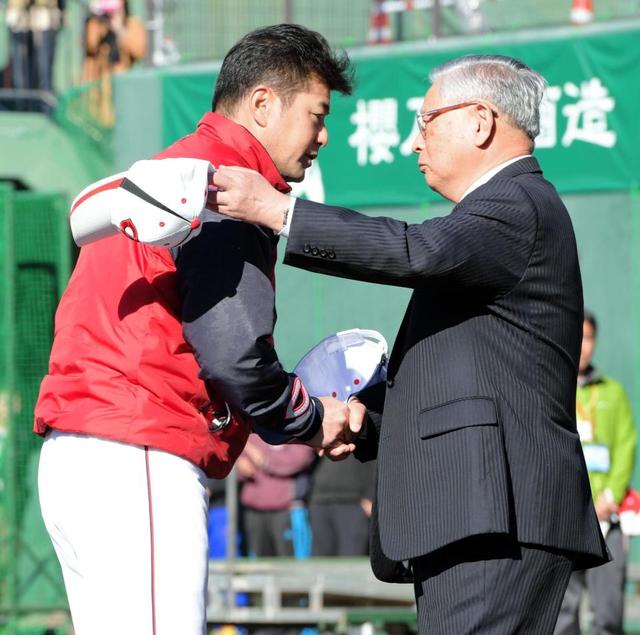 熊崎コミッショナー、赤いマフラー着用でセ界覇者の広島キャンプ訪問