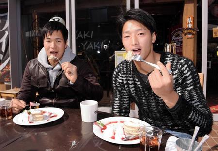 　カープパンケーキを堪能する（左から）加藤と床田（撮影・吉澤敬太）