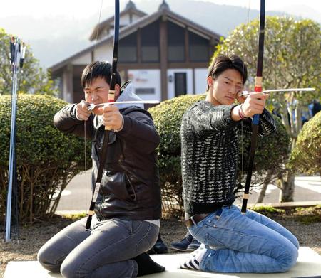 日南地方に伝わる弓競技・四半的を体験する（左から）加藤と床田