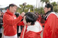 アンガールズが持参した大きなしゃもじにサインする新井（撮影・吉澤敬太）