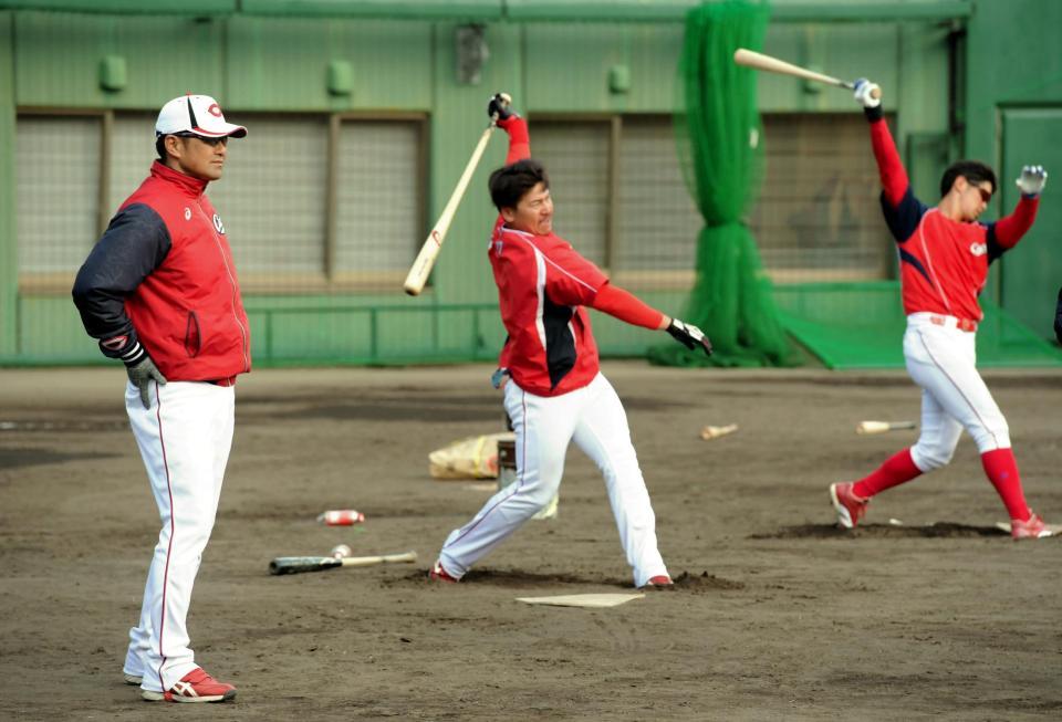 練習終盤にロングティーを打ち続ける（右から）安部友裕、会沢翼らを見つめる広島・緒方孝市監督＝宮崎・日南（撮影・吉澤敬太）