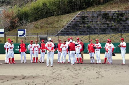 　グラウンドに集まり、走塁練習の指示を聞く（左から）新井、菊池、堂林（右端）らカープ野手陣