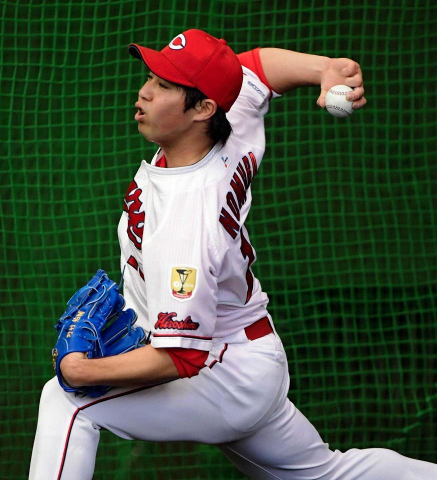 　ブルペンでカーブを投げる野村（撮影・吉澤敬太）