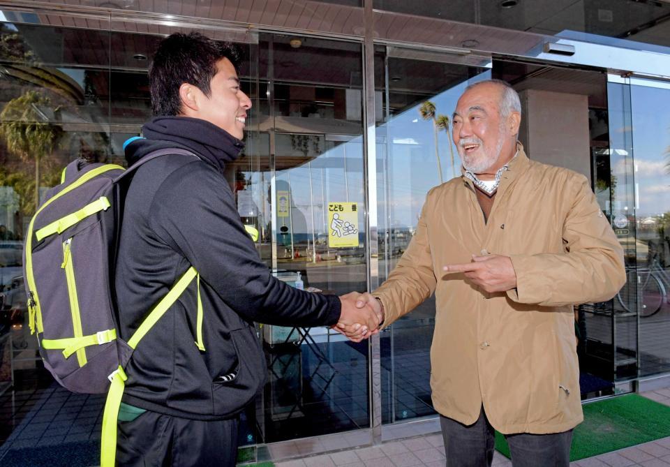 　練習帰りのオスカル（左）からあいさつされ「沖縄の星だからな！」と言葉をかける安仁屋臨時コーチ