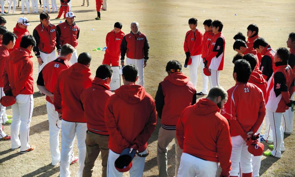 臨時コーチとしてキャンプに合流し投手陣にあいさつする安仁屋宗八＝日南市天福球場（撮影・持木克友）