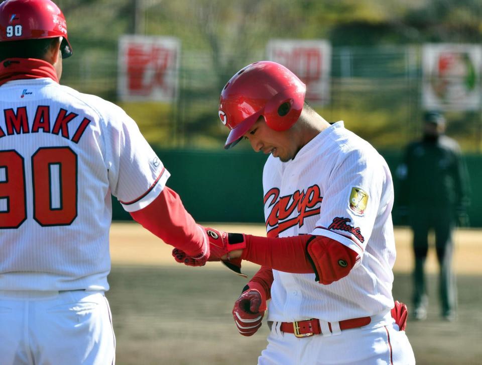 シート打撃で中前安打を放ち３打数３安打１四球と好調の鈴木は玉木コーチ（左）とグータッチ＝日南市天福球場