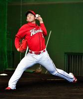 ブルペンで投球練習する高橋昂（撮影・持木克友）