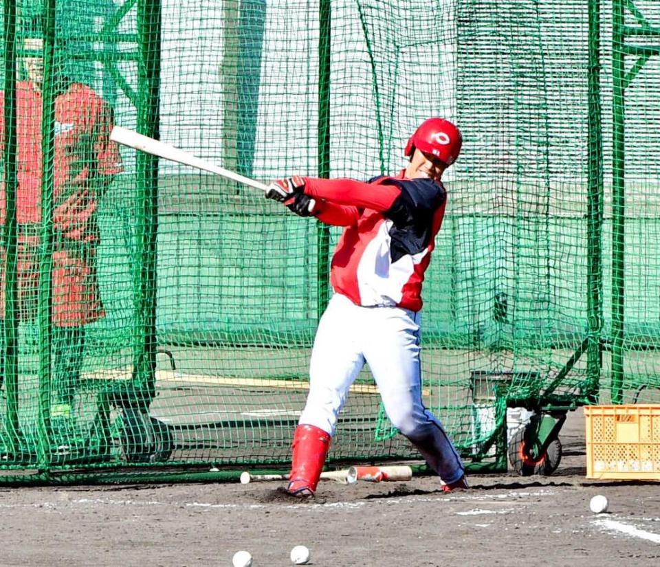 　フリー打撃で快音を響かす坂倉