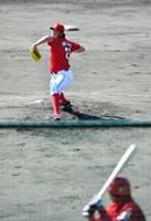 シートバッティングに登板し田中広輔と対戦する中崎翔太＝日南市天福球場（撮影・持木克友）