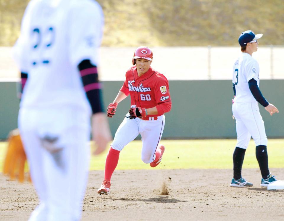 　５回、船越の右前打で一気に三塁を狙う一走・安部（撮影・吉澤敬太）