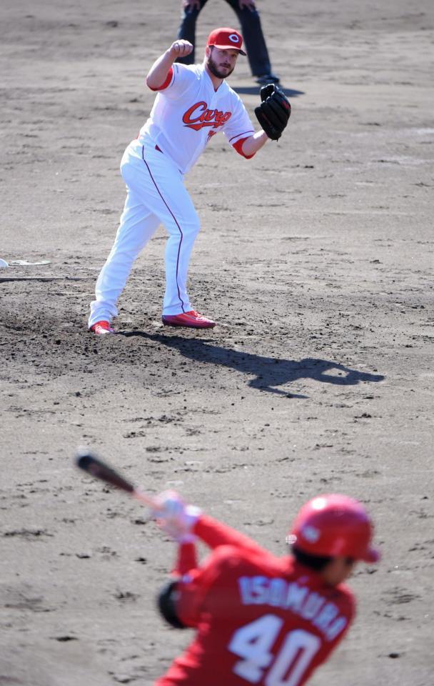 紅白戦で磯村嘉孝（下）と対戦する広島新外国人のブレイシア＝宮崎・日南（撮影・吉澤敬太）