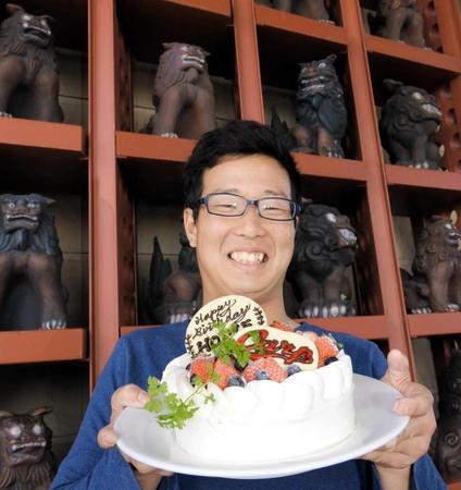 　２０歳の誕生日を迎え、ケーキを手に笑顔を見せる塹江（撮影・吉澤敬太）