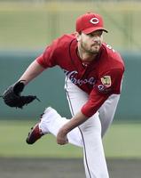 　打撃練習に登板した広島のジョンソン＝沖縄