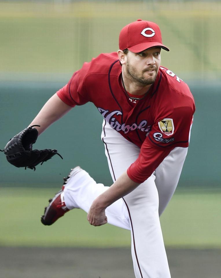 　打撃練習に登板した広島のジョンソン＝沖縄