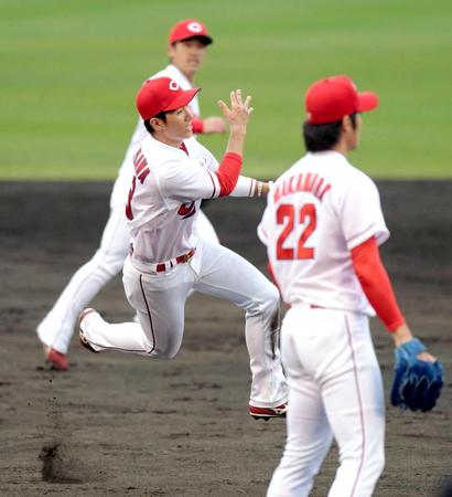 　７回から三塁の守備についた西川（左）＝撮影・吉澤敬太