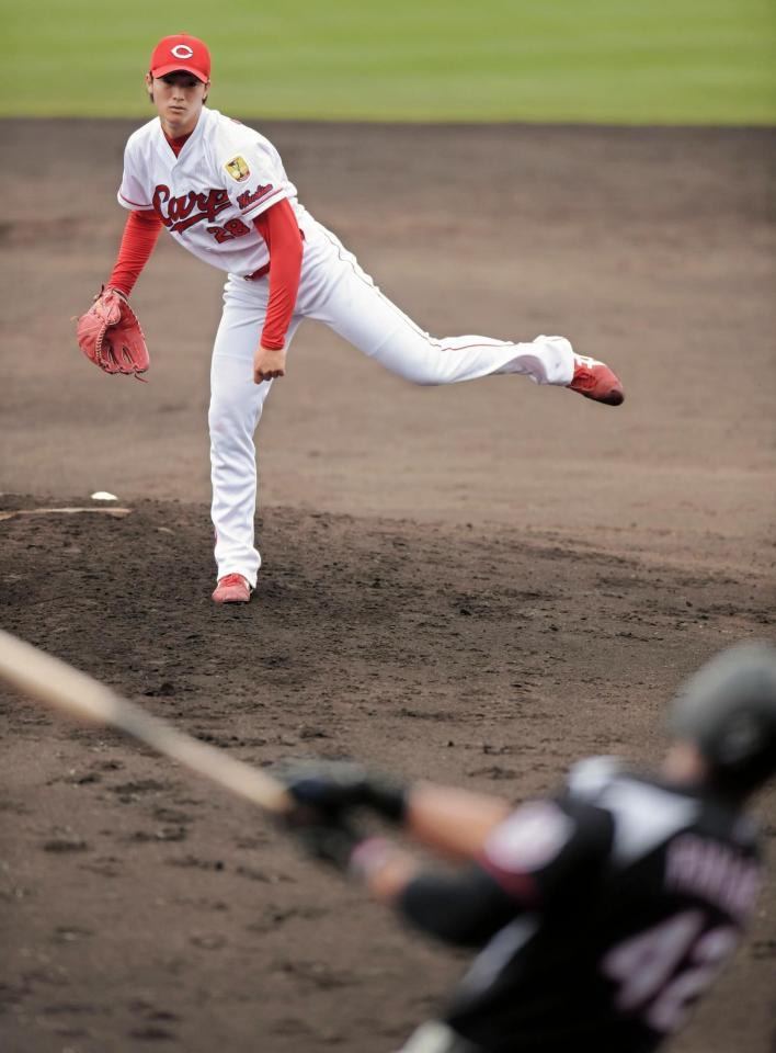 ロッテ打線相手に力投する床田＝沖縄市