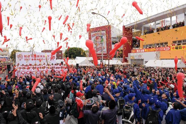 沖縄で優勝パレード 広島、日南に続き３度目 １万５０００人が大歓声