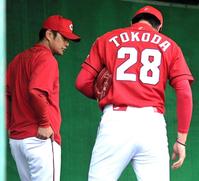 ブルペンでドラフト３位・床田寛樹（右）に話しかける広島・緒方孝市監督＝沖縄市（撮影・吉澤敬太）